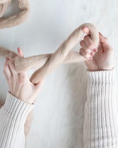 hands creating slip knot for arm knit blanket