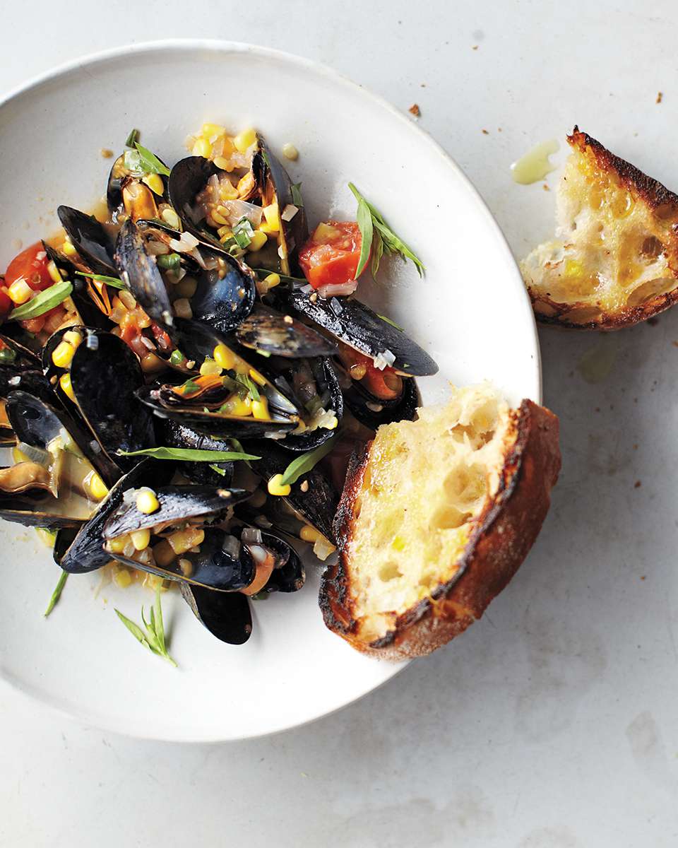 steamed mussels with crust bread
