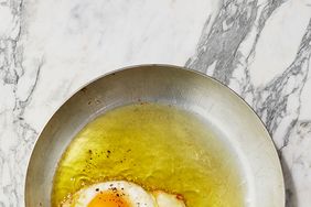 olive-oil fried eggs in pan