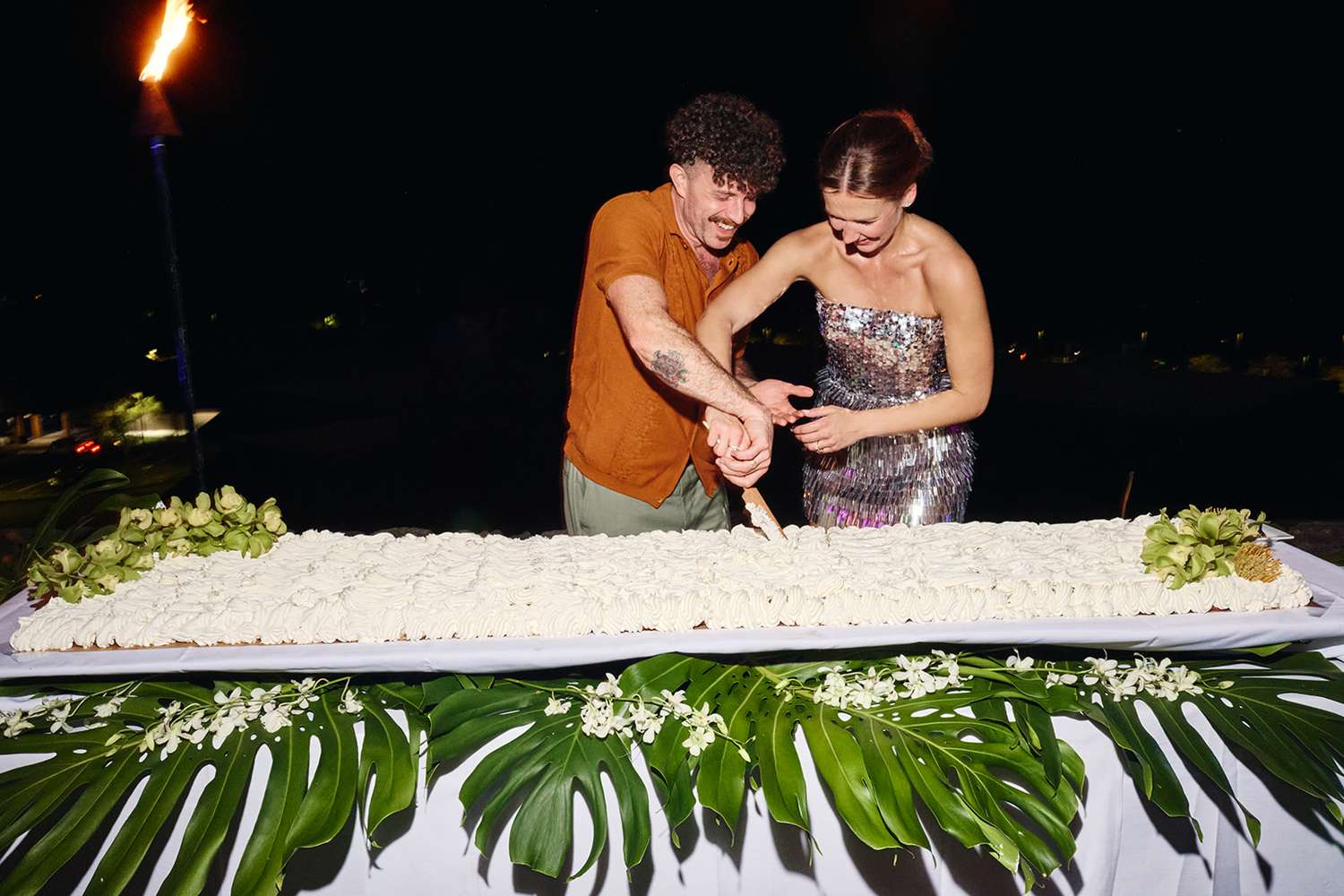 Long single tier wedding cake trend