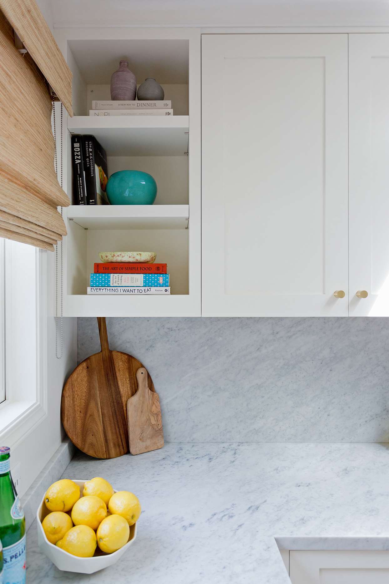 matching white and blue marble counter and backsplash