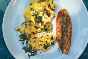 scrambled-eggs-herbs-016-d111563.jpg