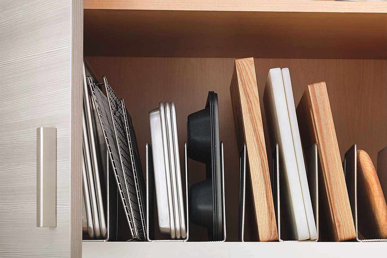 Vertical spacers in kitchen cabinet