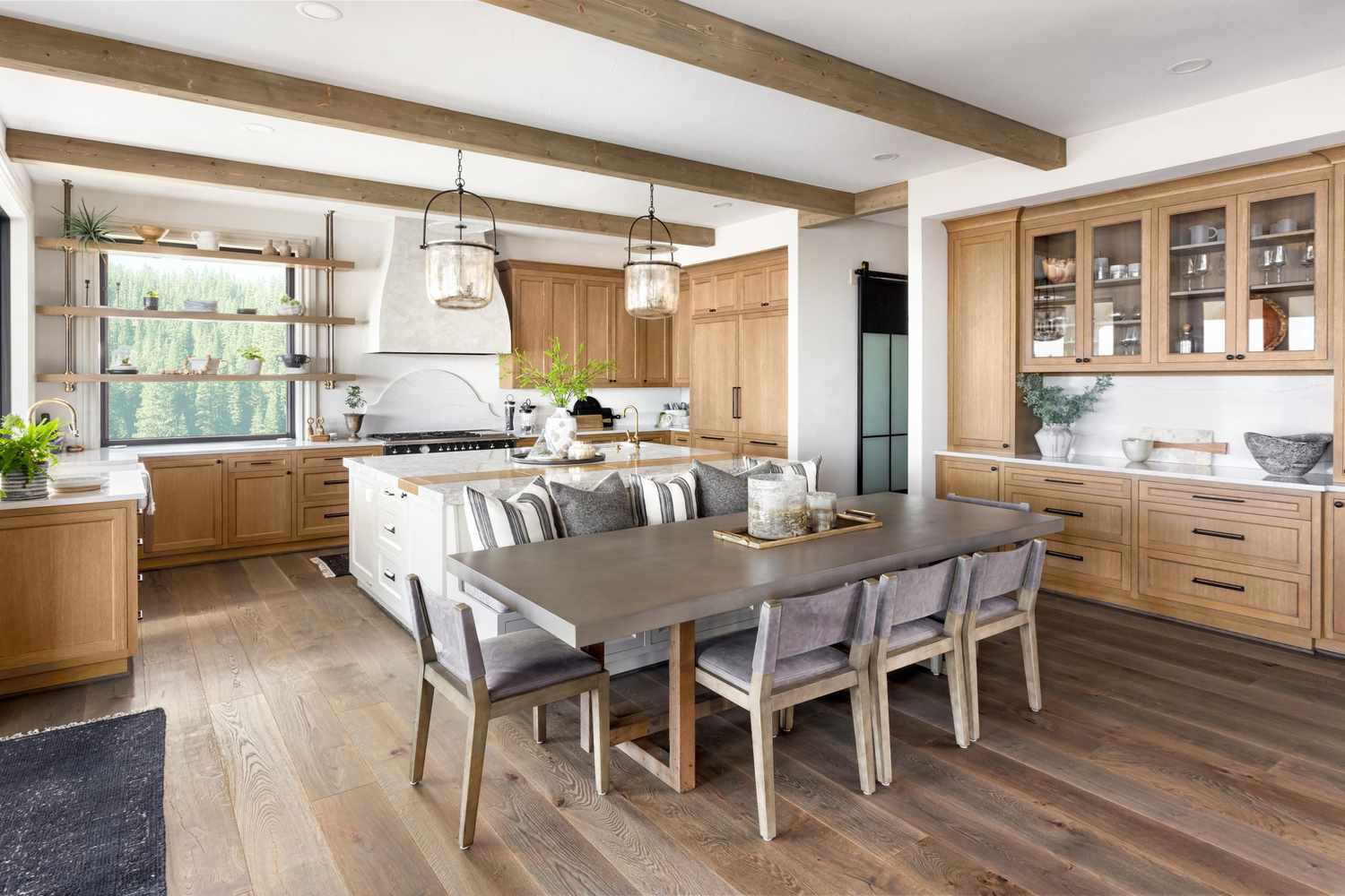 Beautiful scandinavian kitchen with tons of cabinet space and variety
