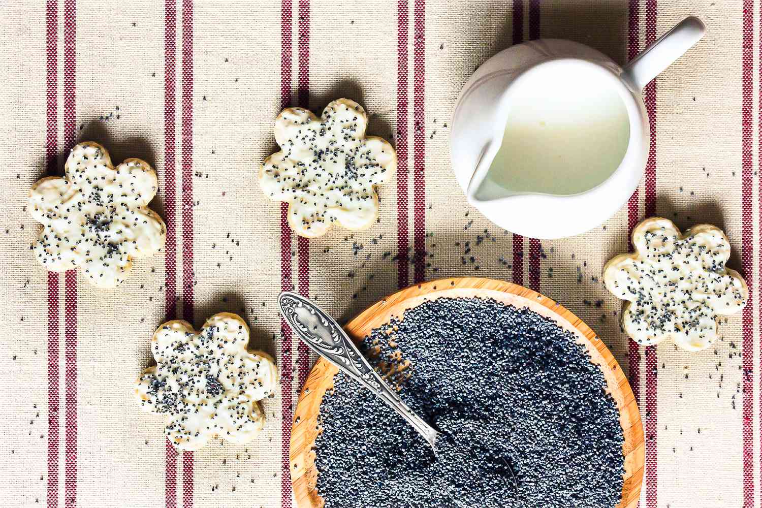Poppy seeds in a bowl and on cookies