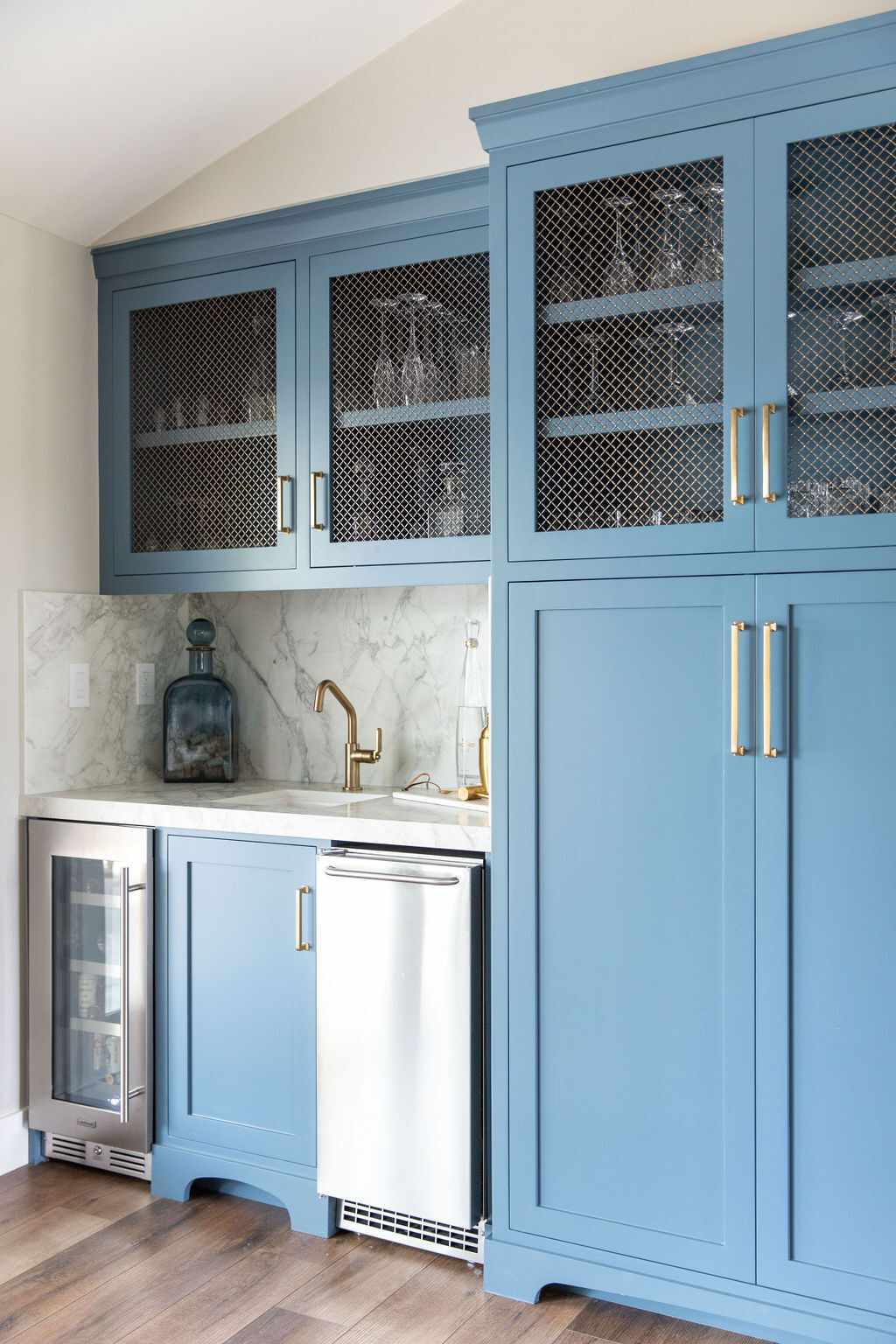 Butler's pantry in blue