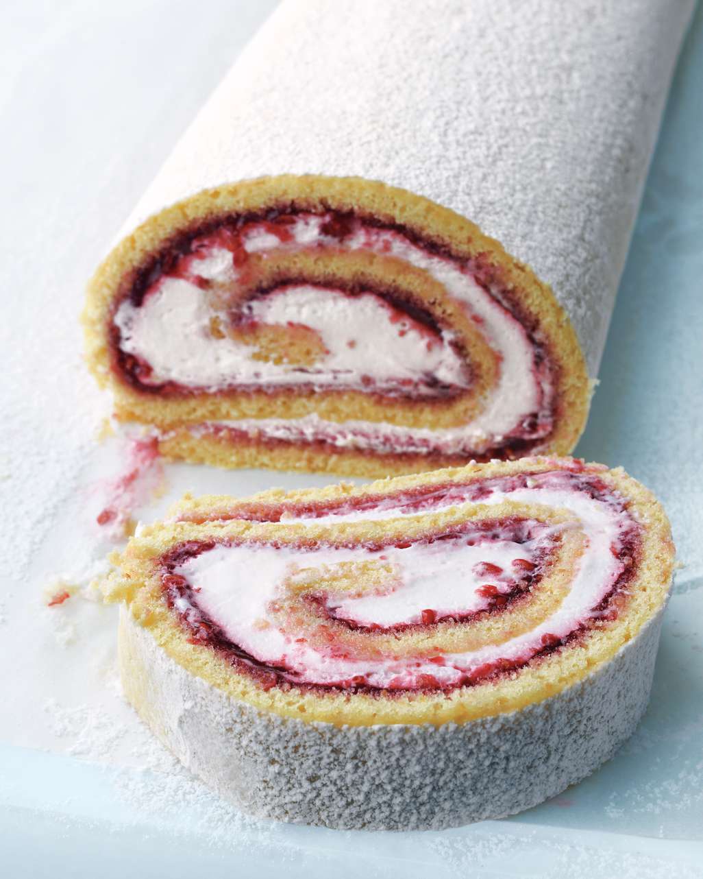 jelly-roll-cake-hazelnut-raspberry-mld108857.jpg