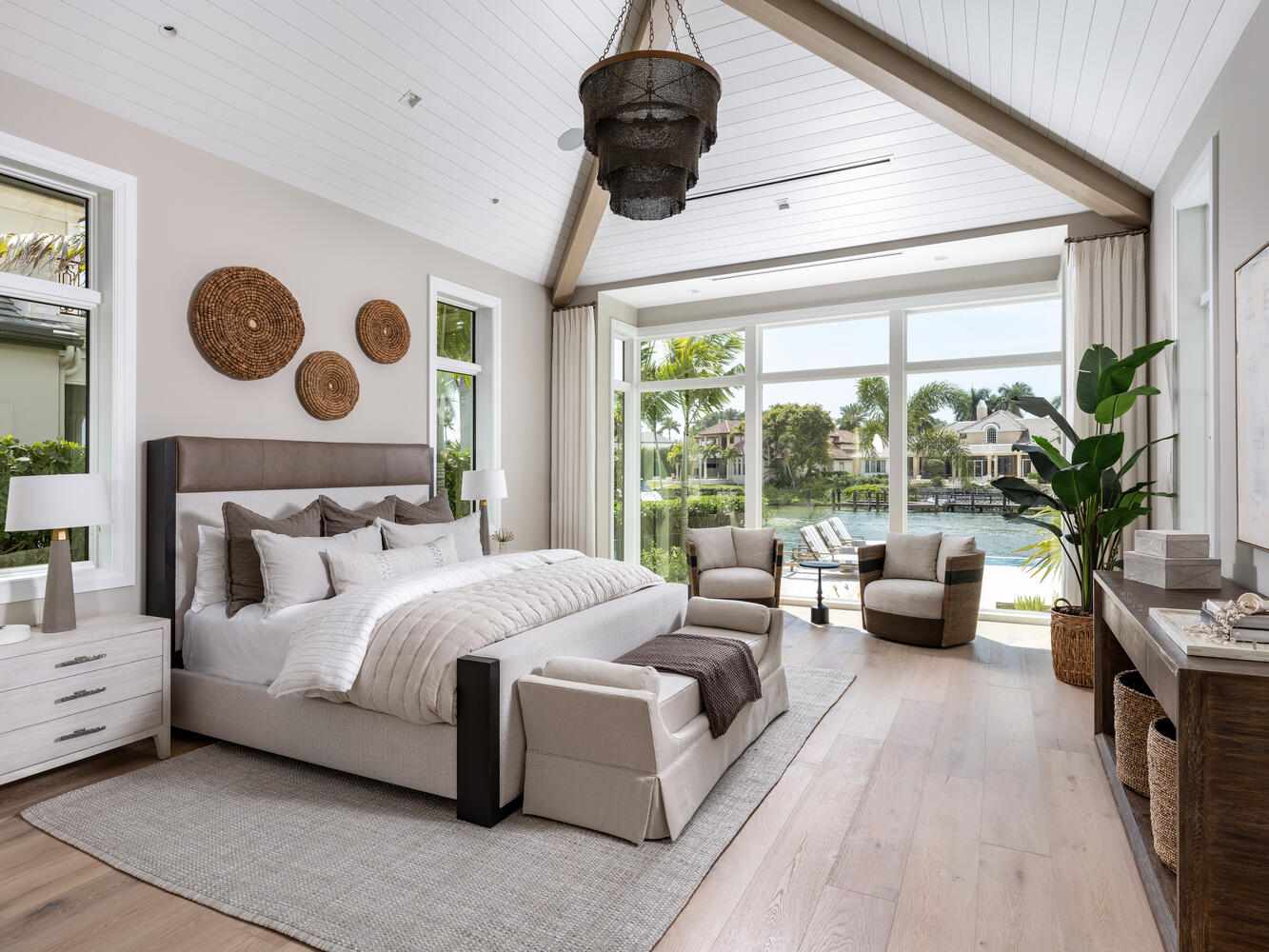 Large bedroom with ottoman and lounge area