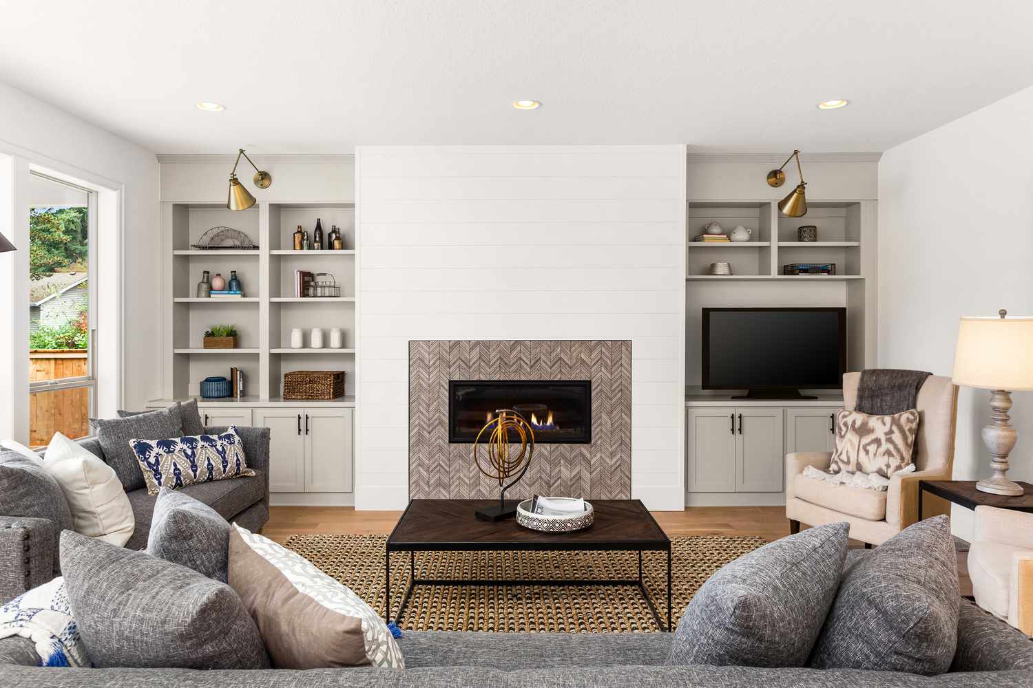 Living room with clean ceiling