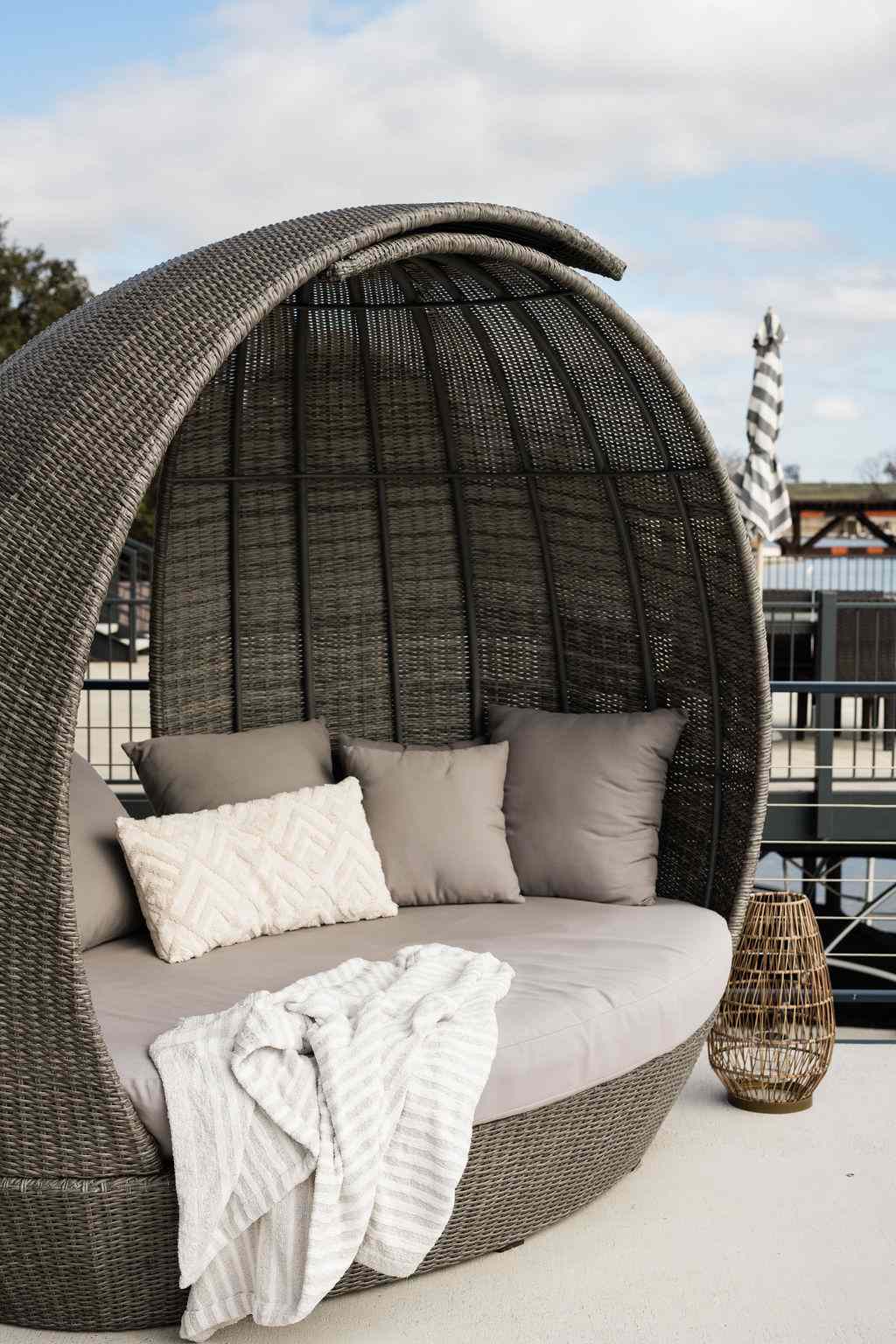 Egg Style Outdoor Chaise 