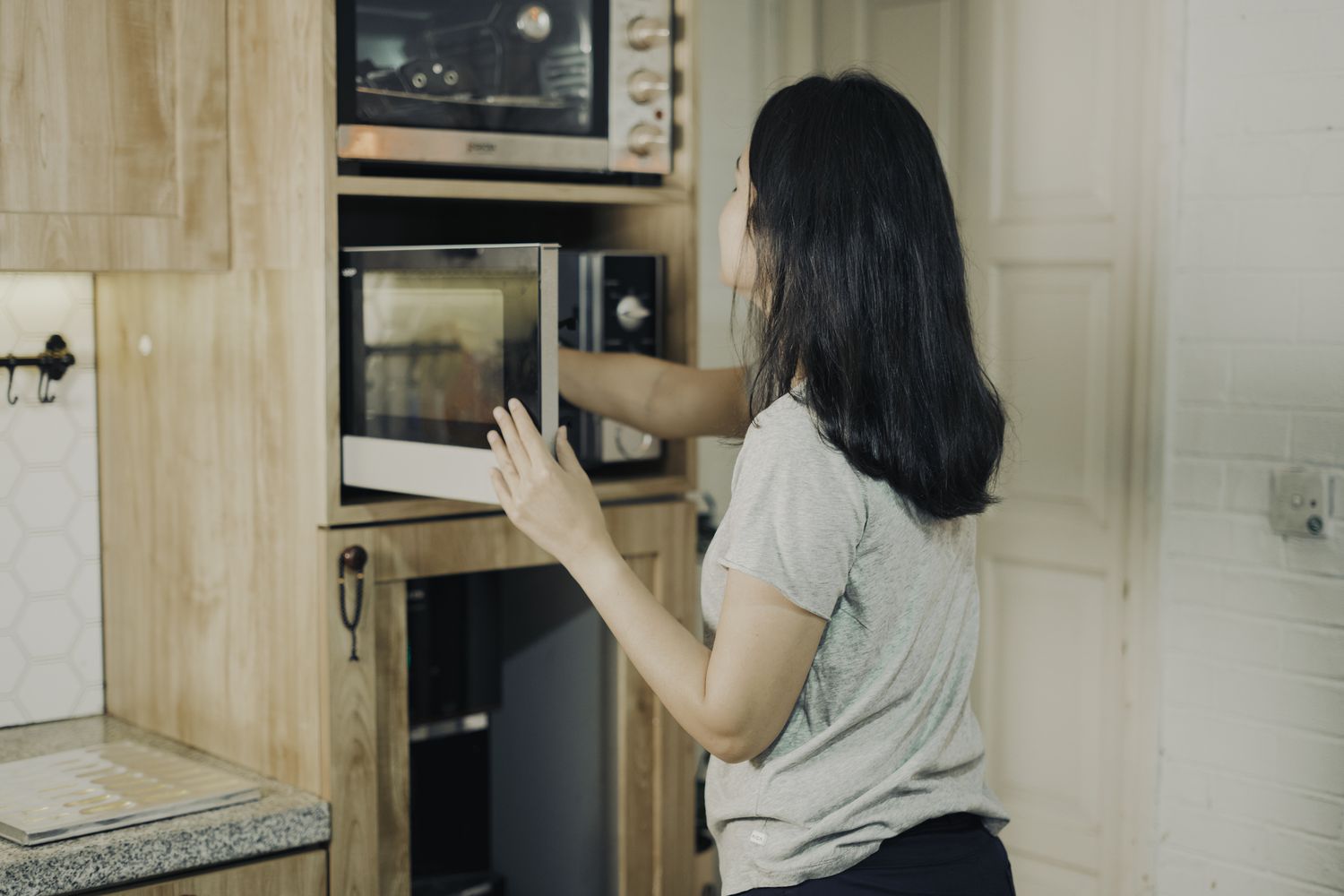 Microwave appliance garage 