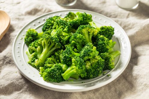 A plate of cooked broccoli