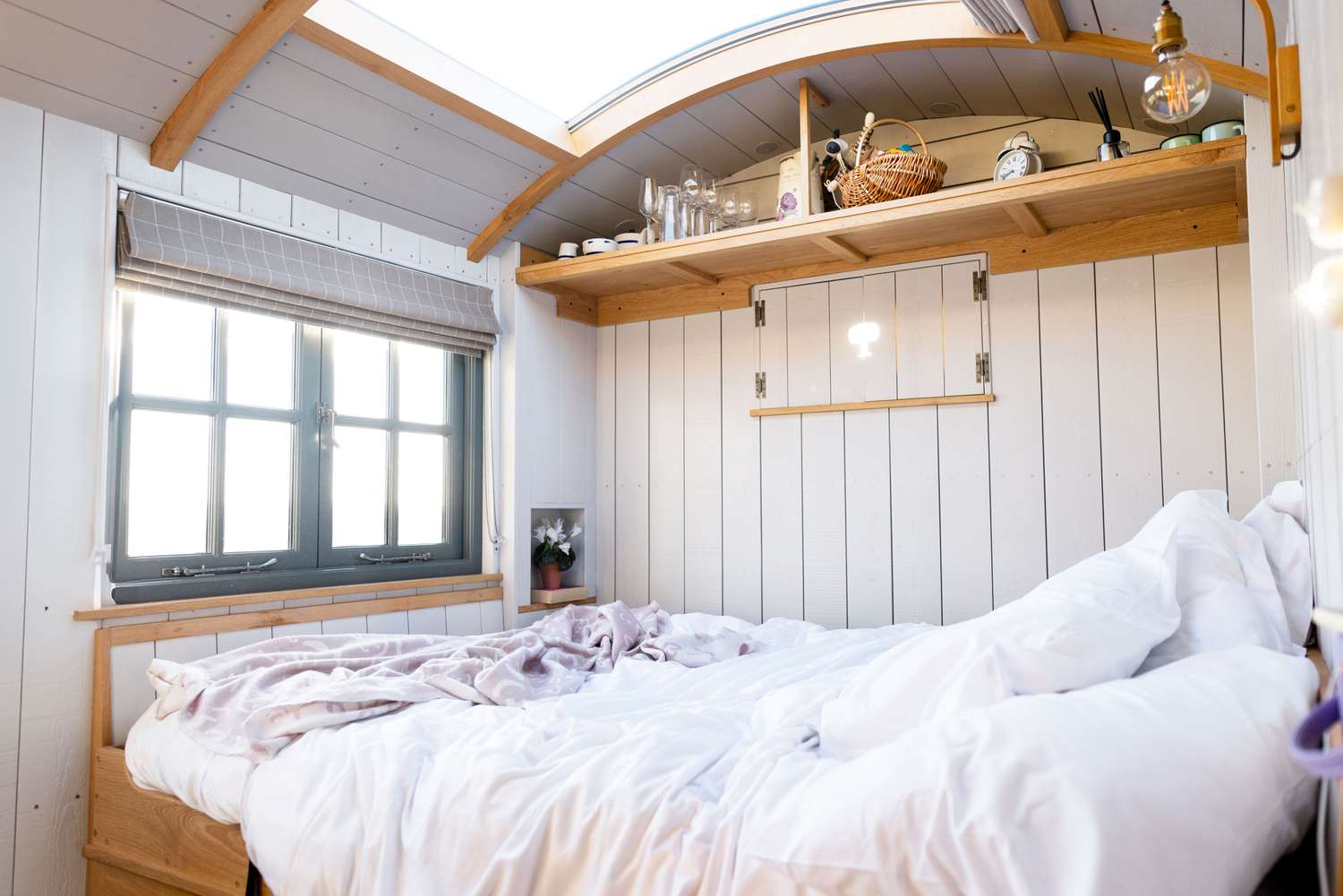 Bed nook with skylight