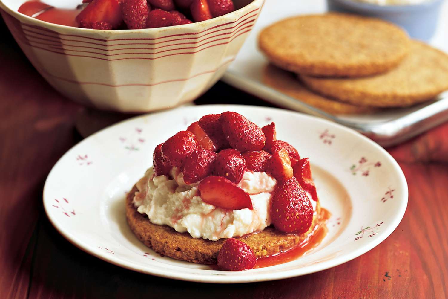 Almond biscuits with strawberry