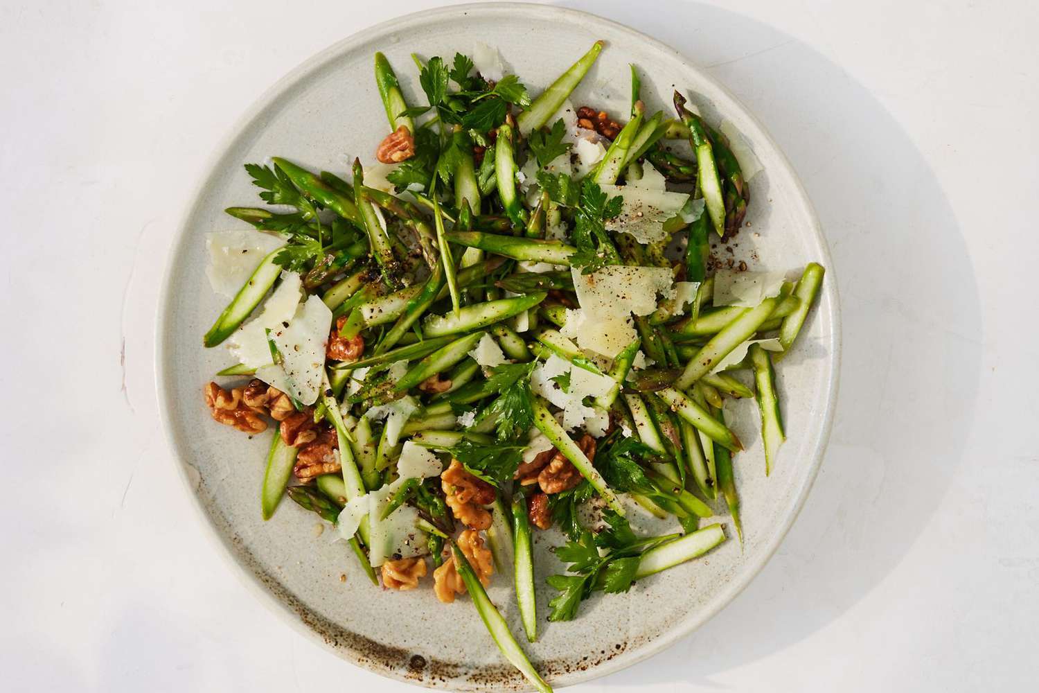 Asparagus and walnut salad