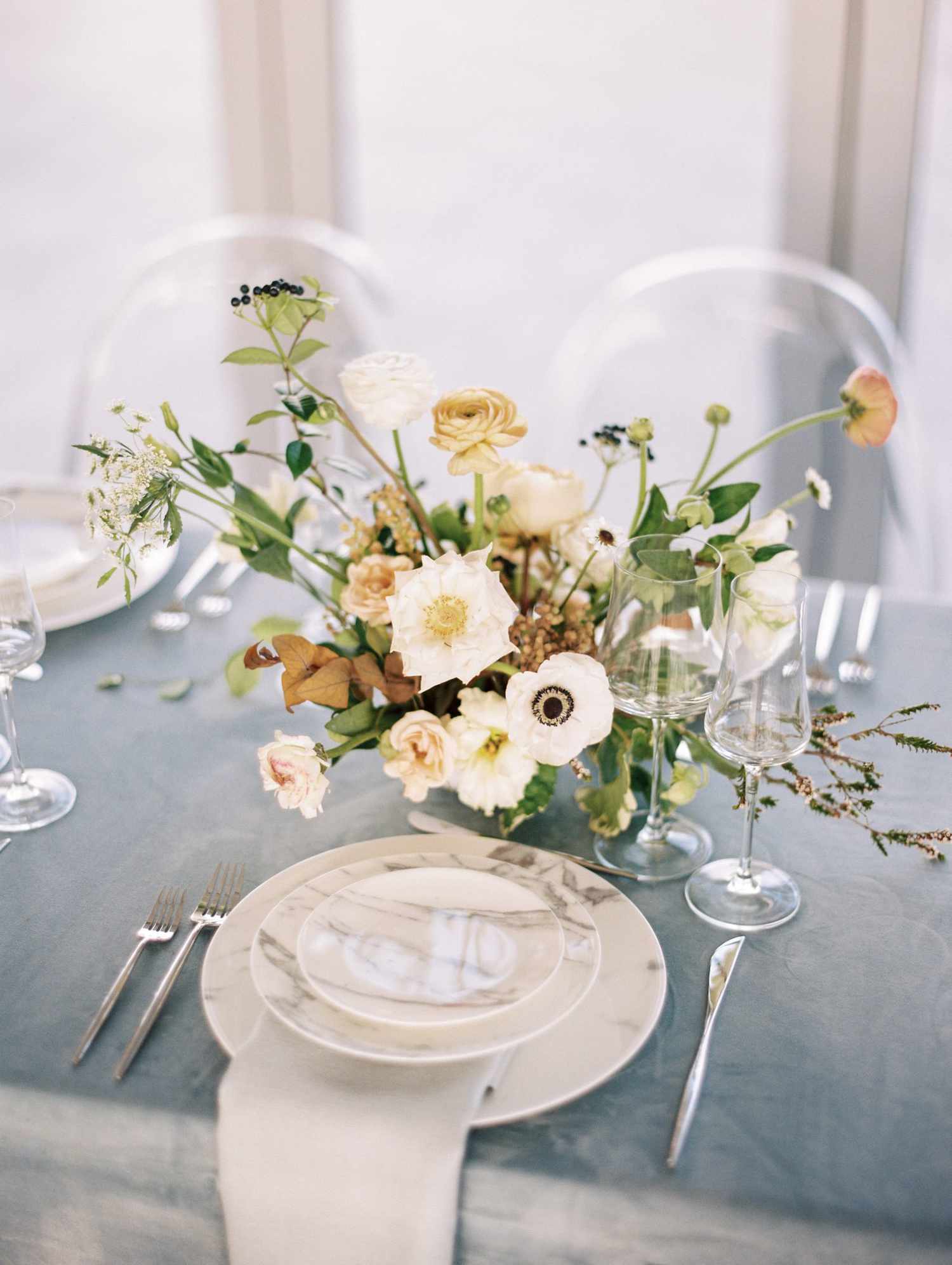 summer wedding centerpieces neutral floral arrangement
