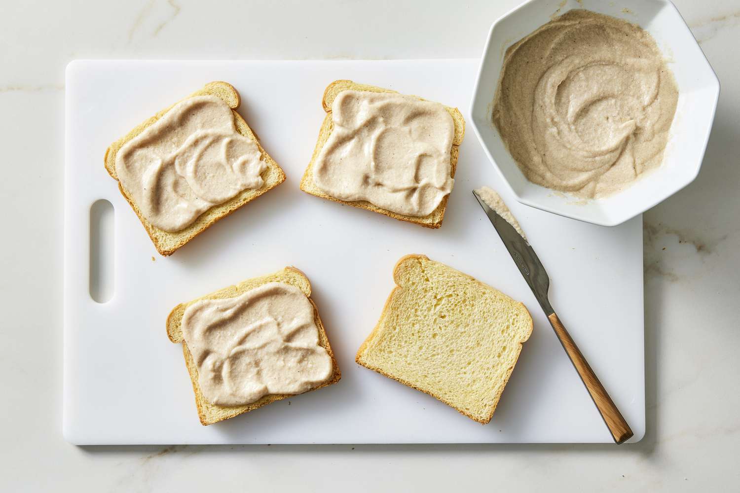 croque monsieur sauce on bread 