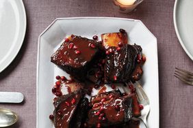 hol-pomm-glazed-short-ribs-005-med109135.jpg