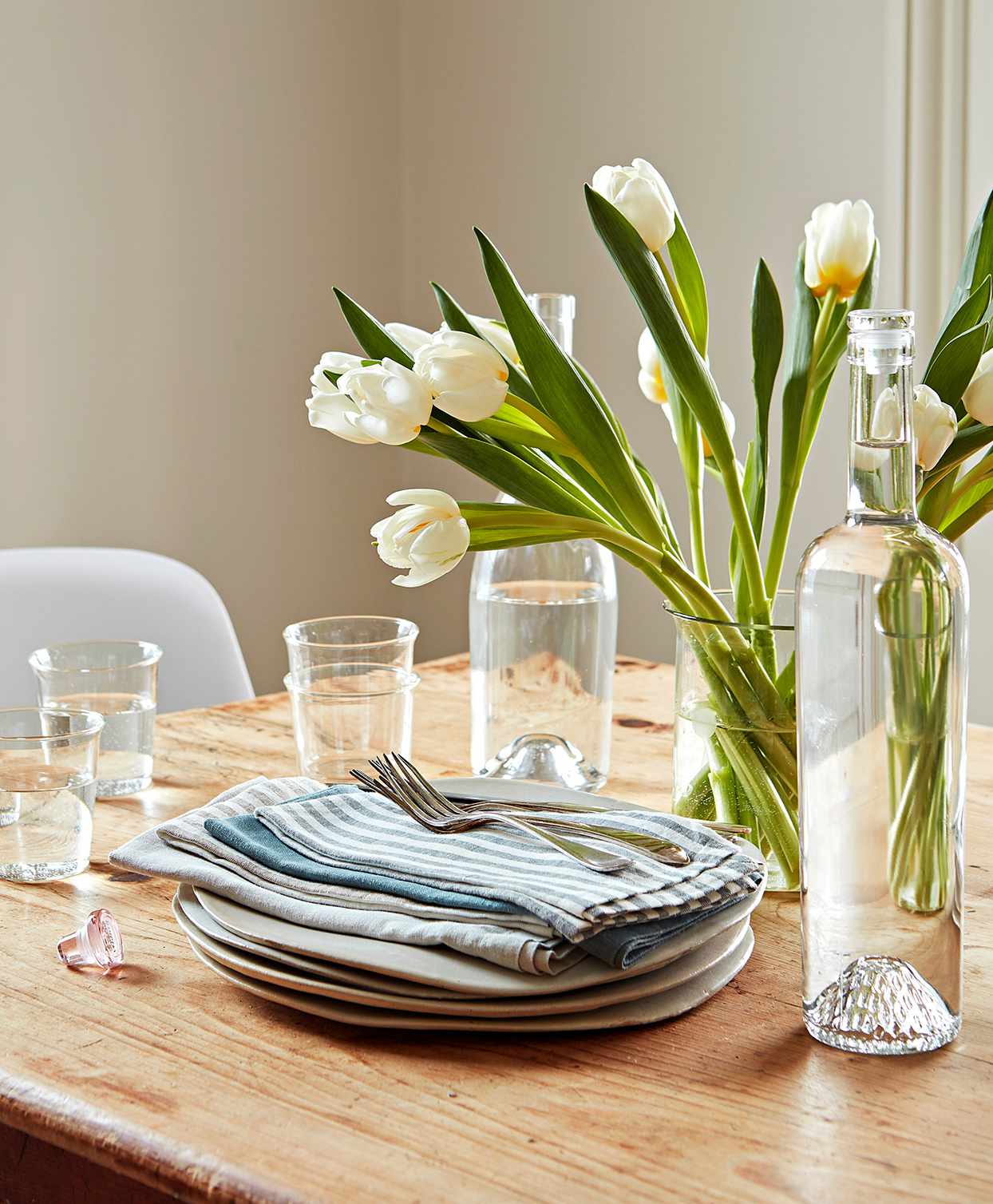 white tulips table napkins glasses