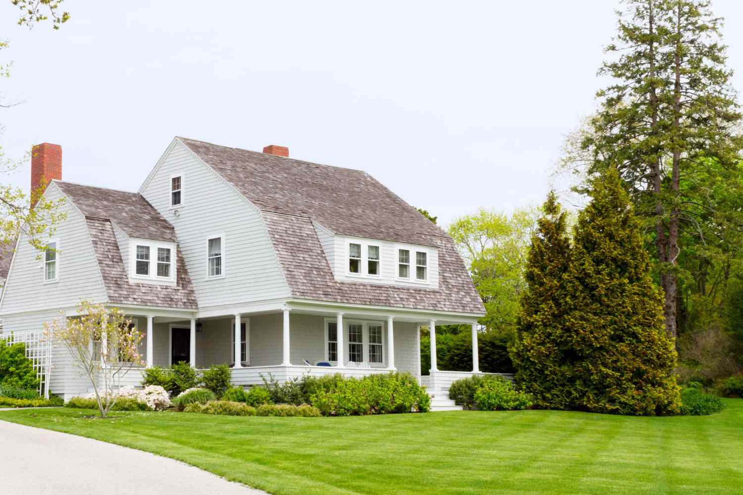 manicured-front-lawn-cottage-home-getty-0421