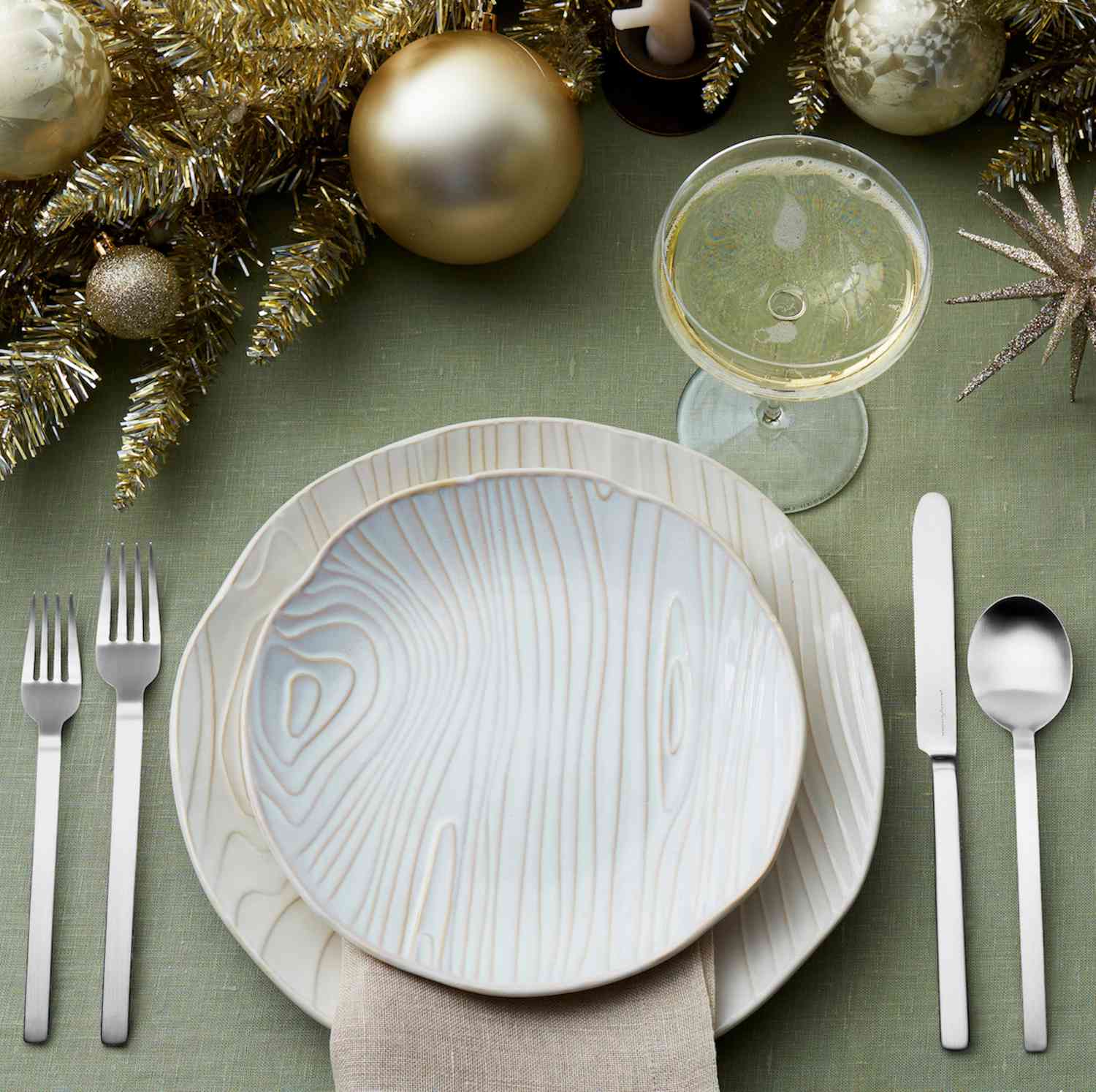 Faux bois printed dinnerware