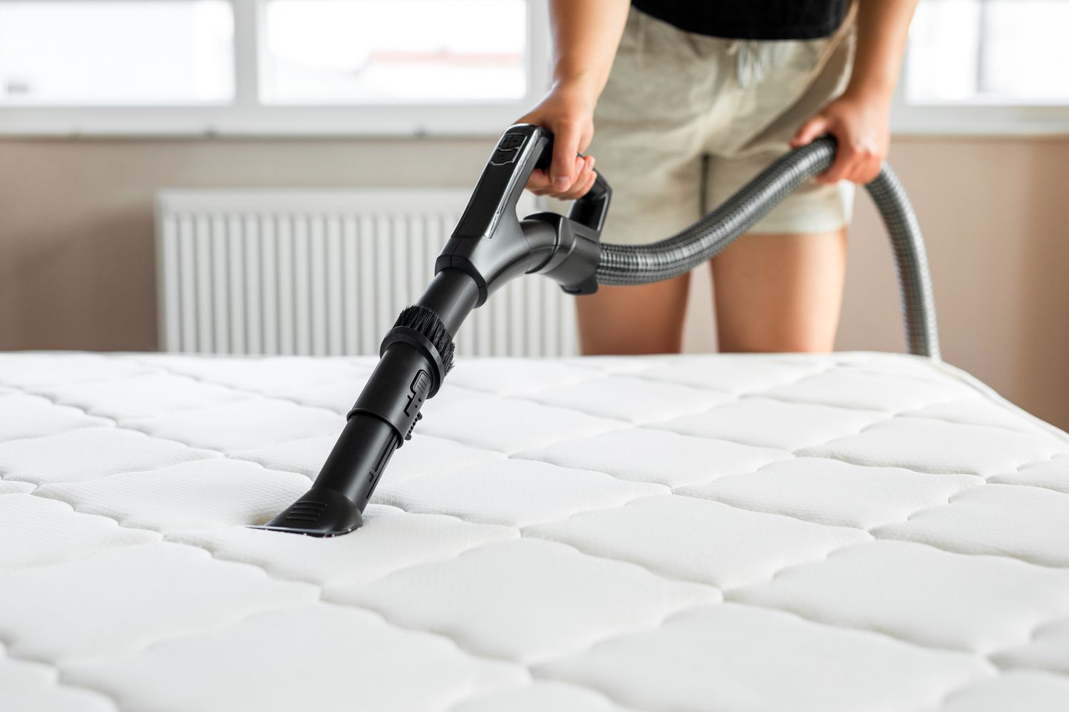 Cleaning mattress with baking soda and vacuum