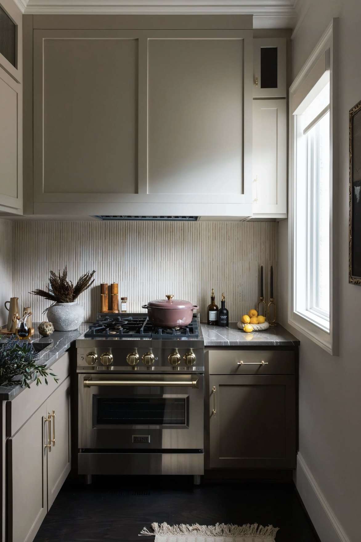 Reeded limestone backsplash in a kitchen 