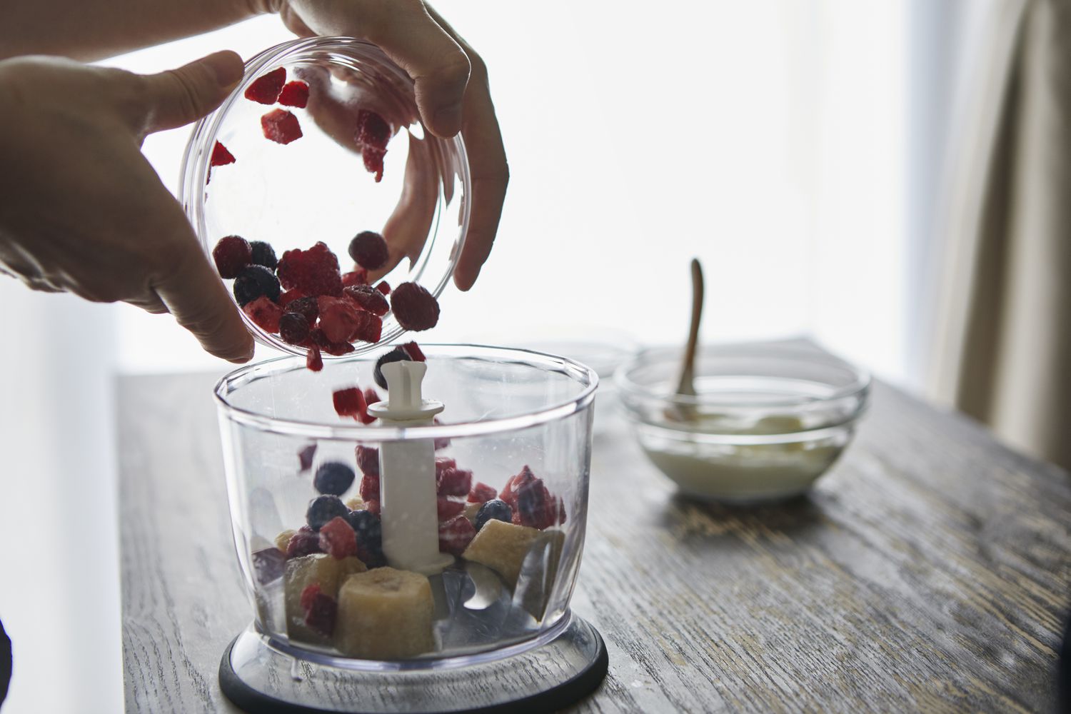 Put the ingredients in the blender.