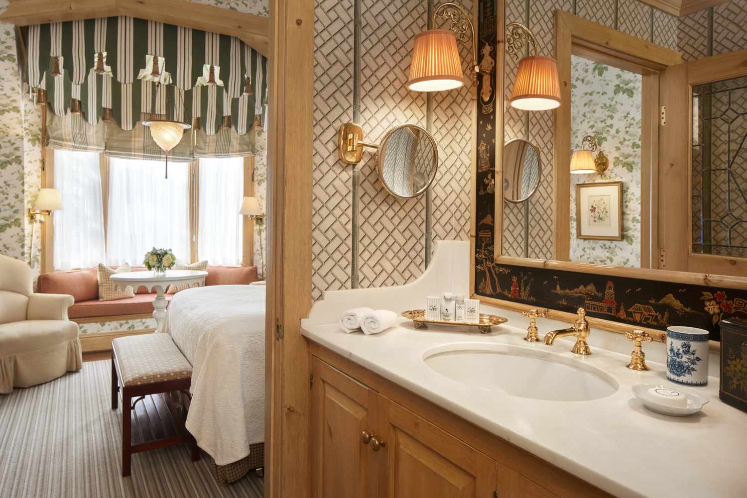 garden style wallpaper for bathroom