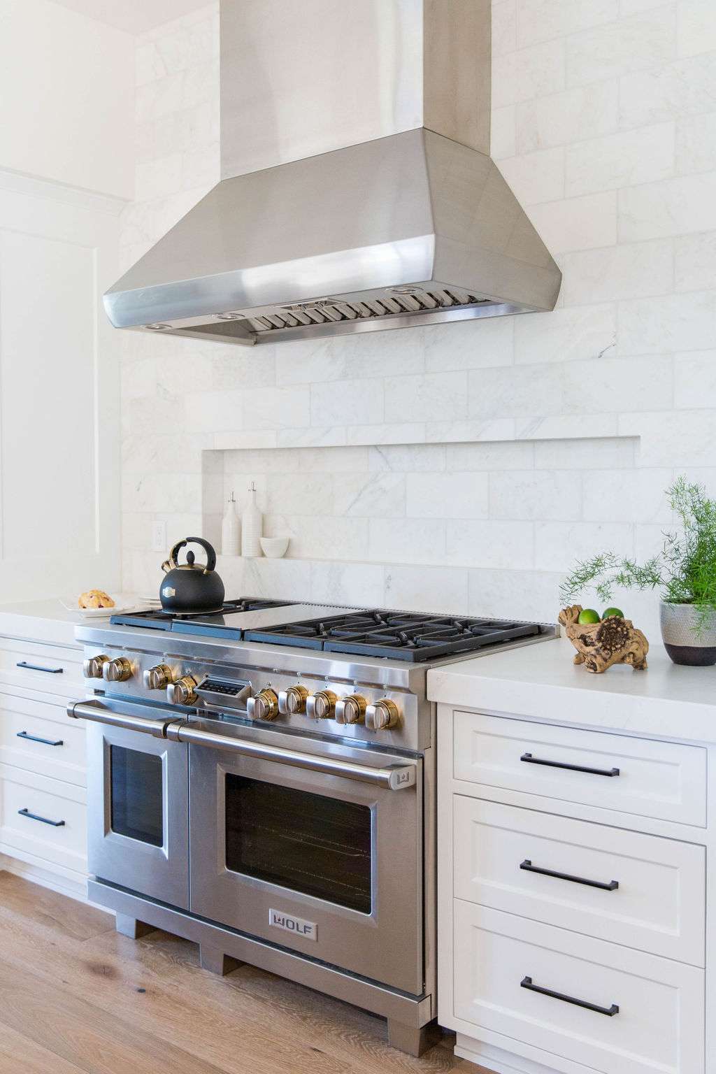 Kitchen with marble backsplash