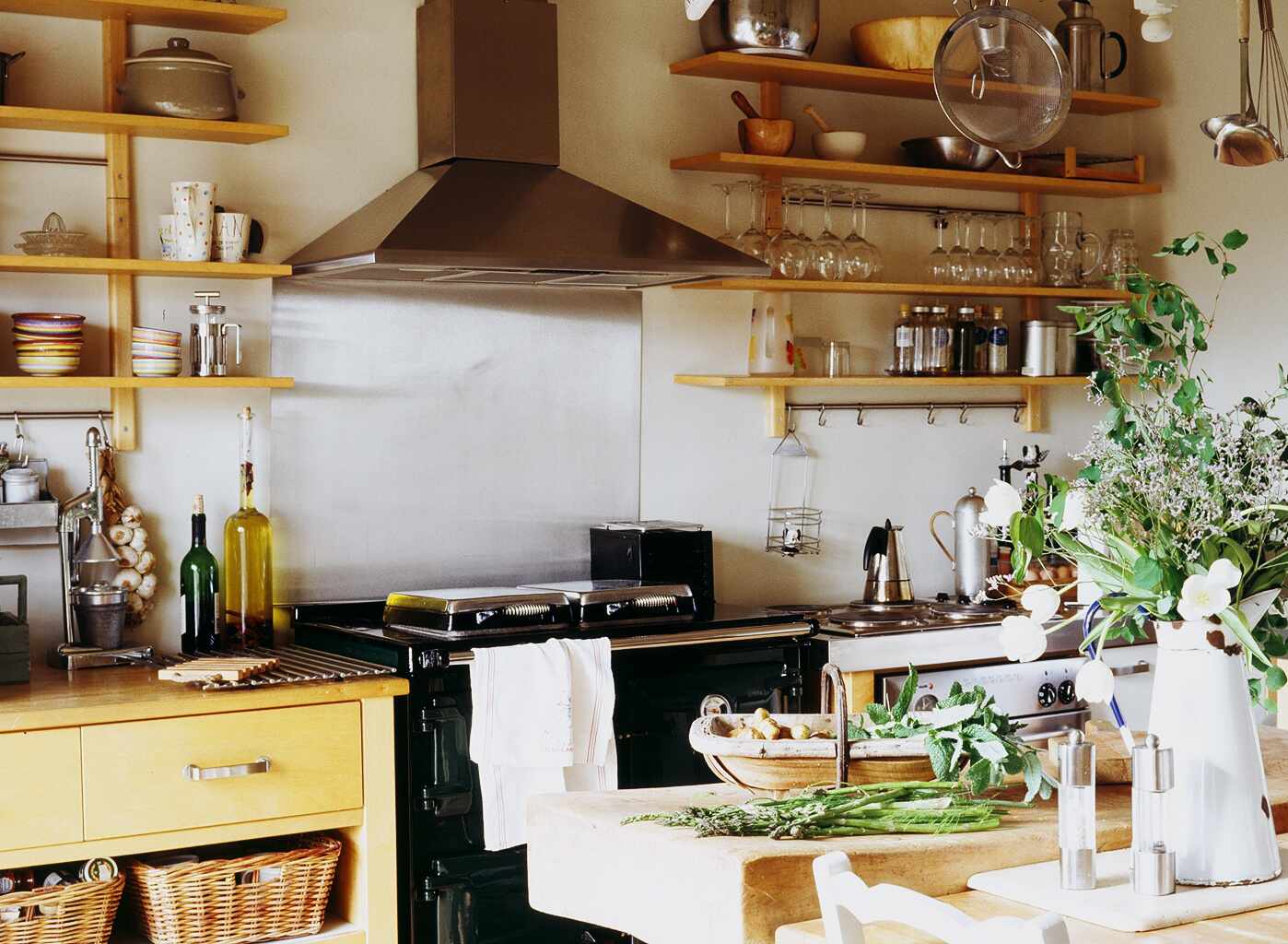 unfitted kitchen with open shelves