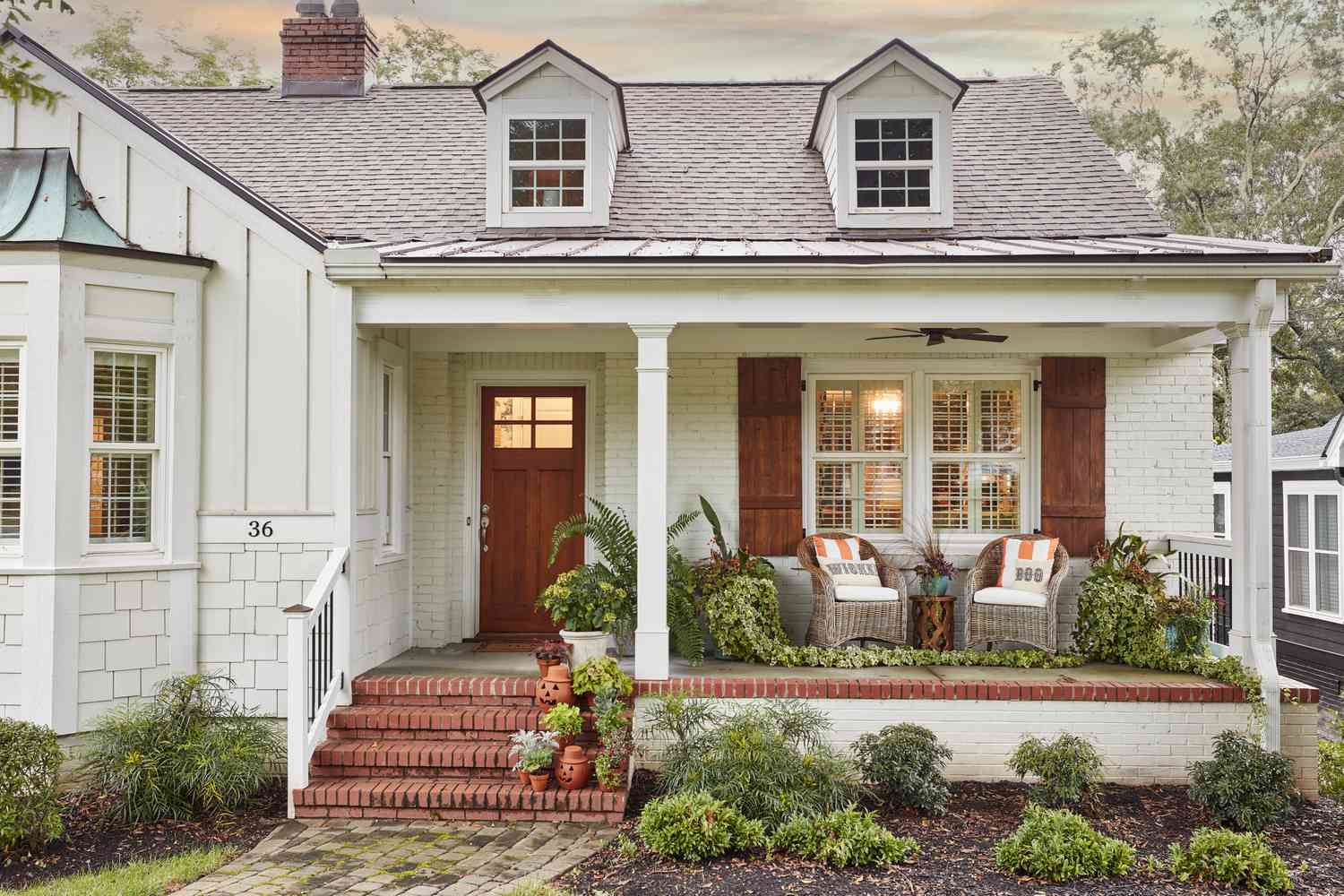 Fall porch ideas with tiny pumpkins 