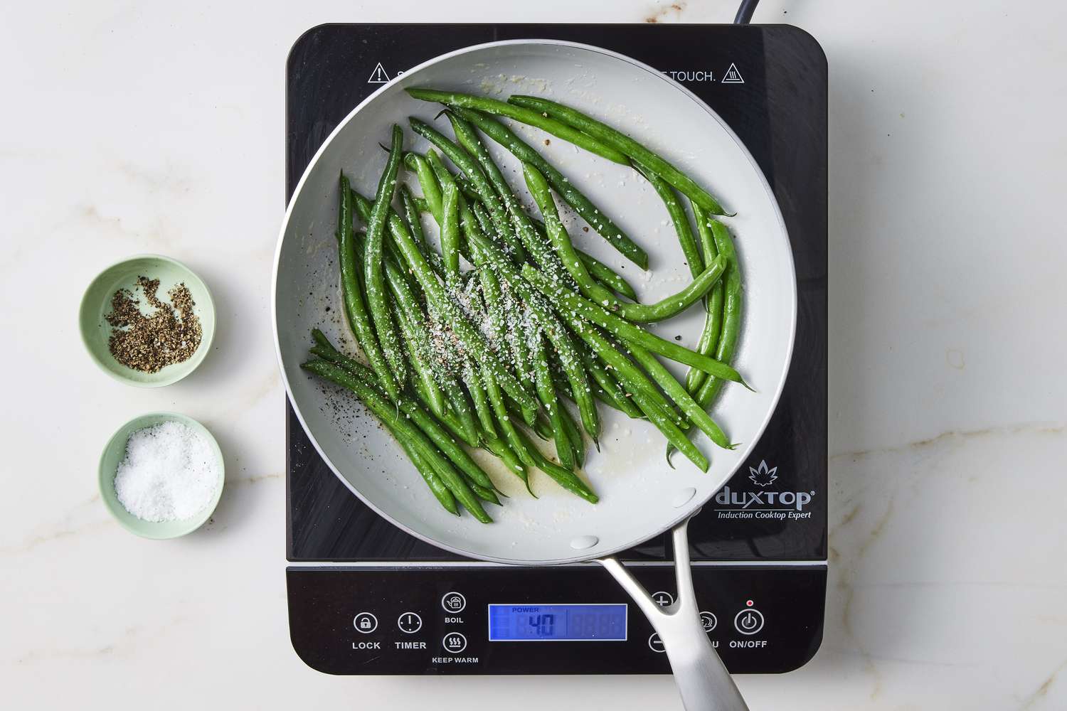 Green beans sautÃ©ed in pan with salt and pepper