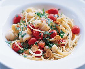 Pasta with Scallops, Garlic, Grape Tomatoes, and Parsley
