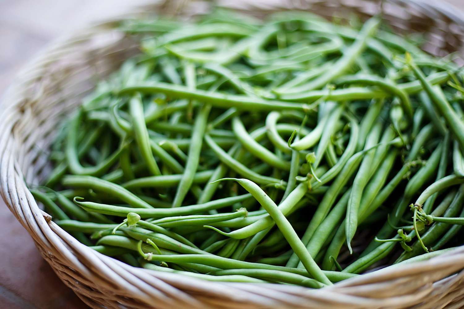 green beans in basket on table